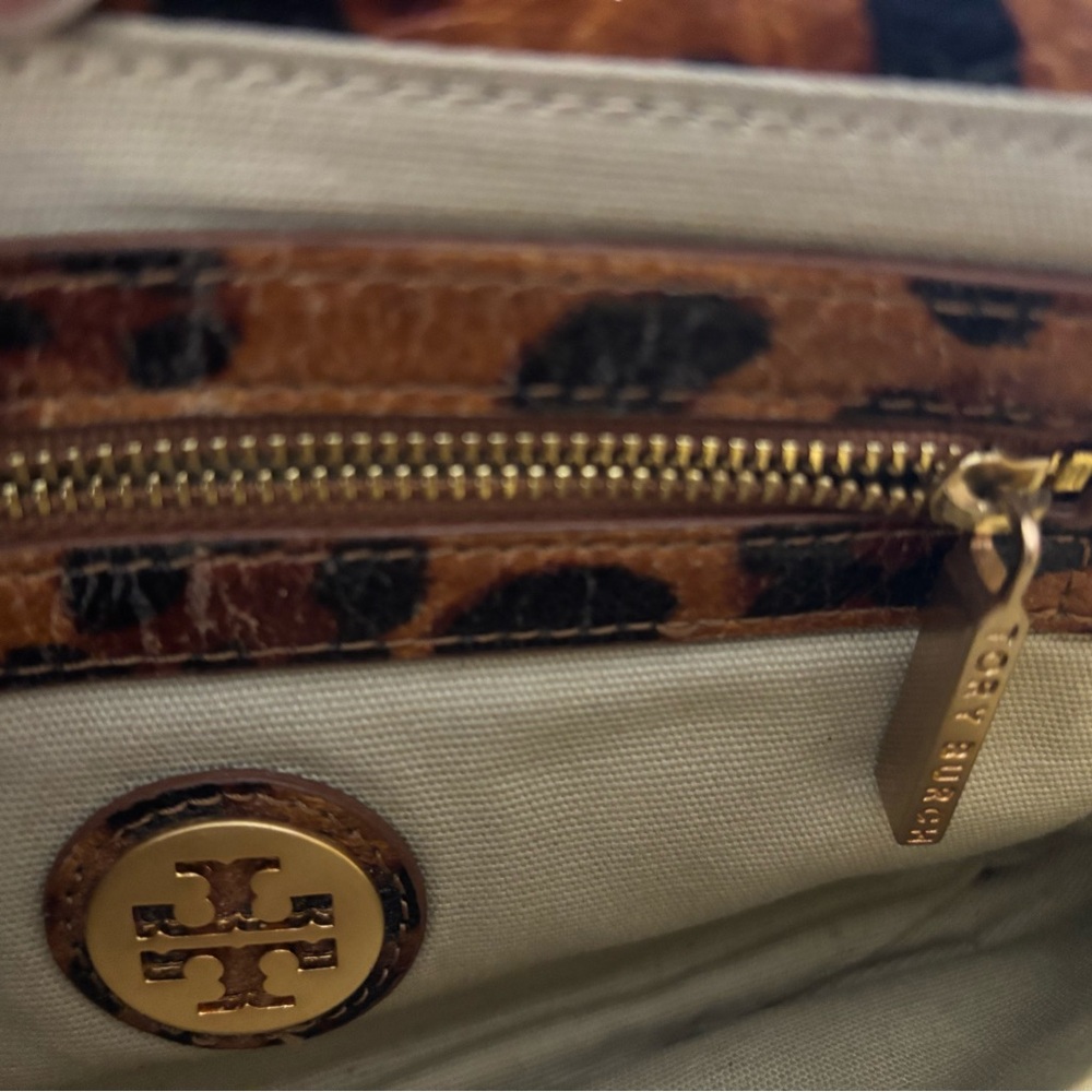 Authentic Tory Burch
Vegan Leather Leapord Print Crossbody Bag - Picture 9 of 16